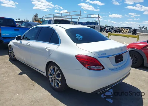 2017 Mercedes-Benz C 300 Luxury/Sport z USA, uszkodzony, nr VIN 55SWF4JB7HU227987